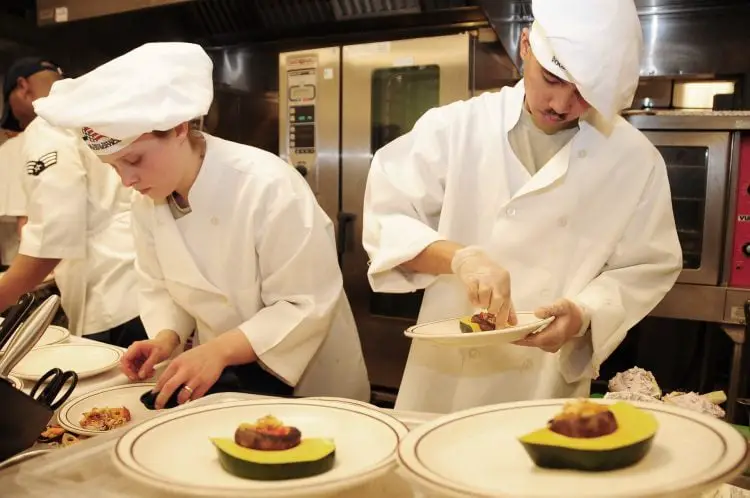 deux commis préparant des plats