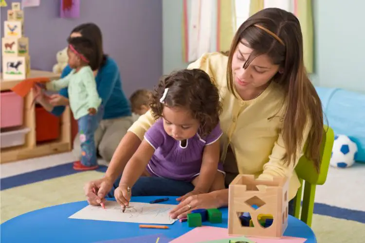 femme avec enfant ecole