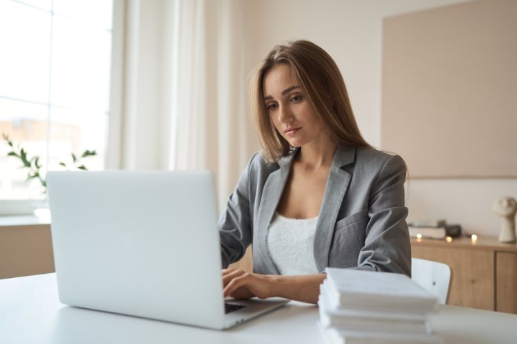 femme devant ordinateur