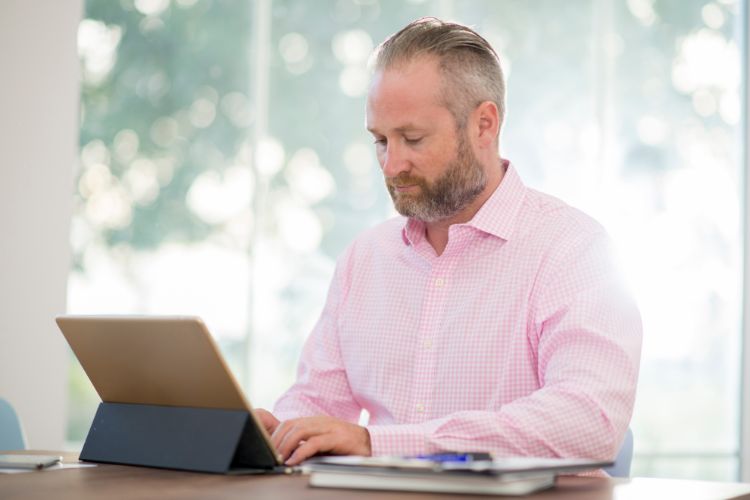 homme qui écrit sur ordinateur