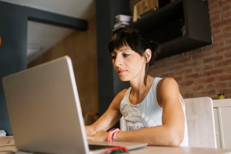 femme sur laptop a la maison