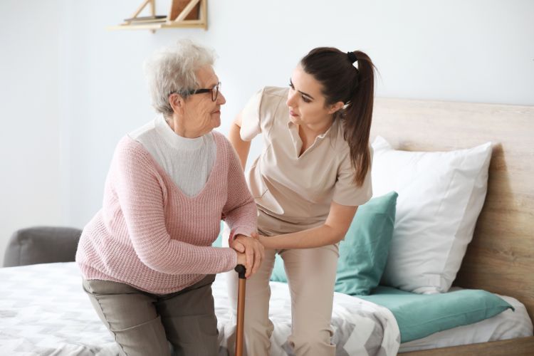 femme aide personne agée