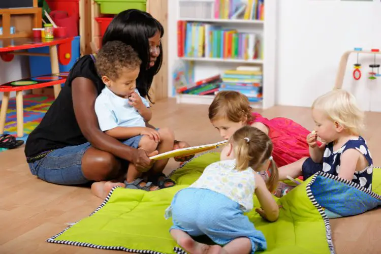 assistante maternelle avec enfants