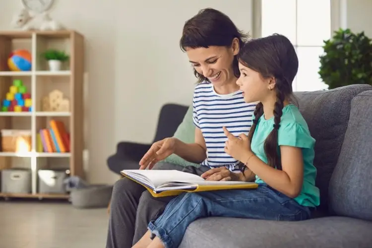 assistante maternelle faisant la lecture