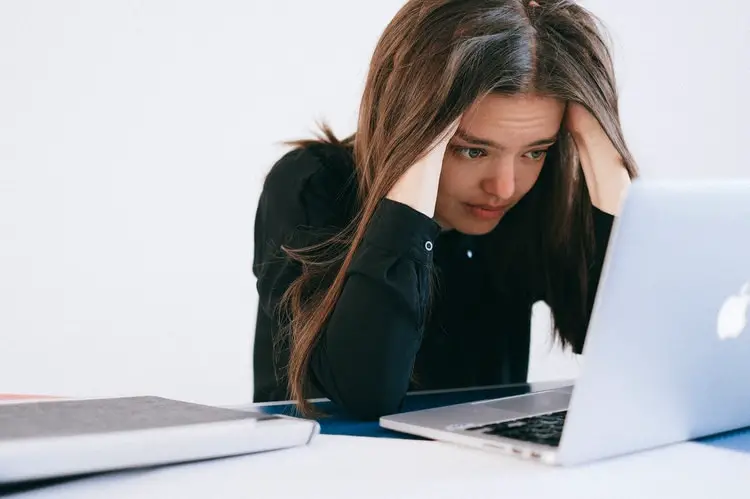 Jeune femme recherchant un emploi