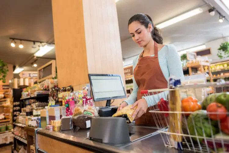 femme travaillant en caisse