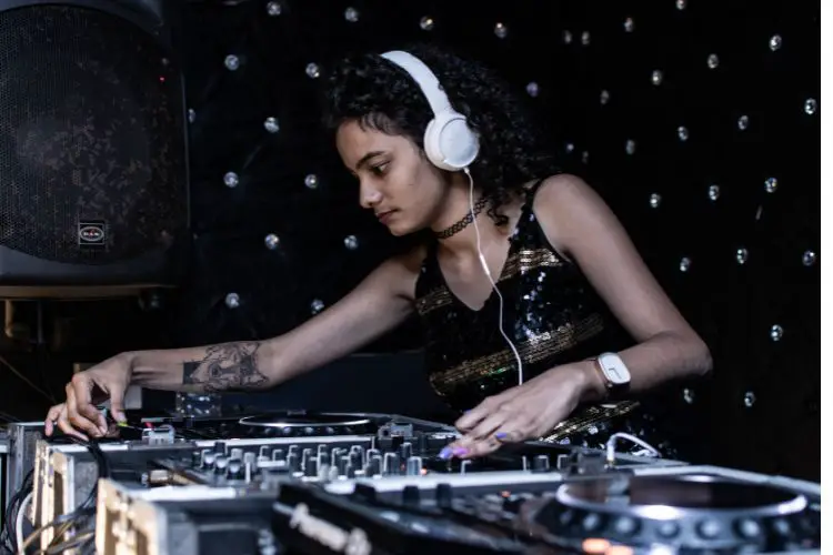 femme disc jockey