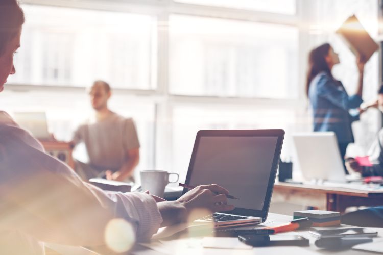 femme devant ordinateur au travail