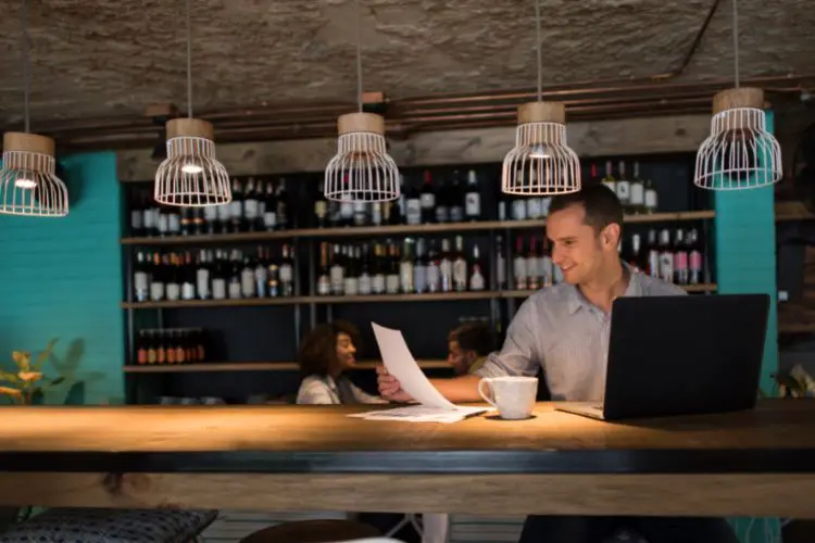 homme avec ordinateur dans bar