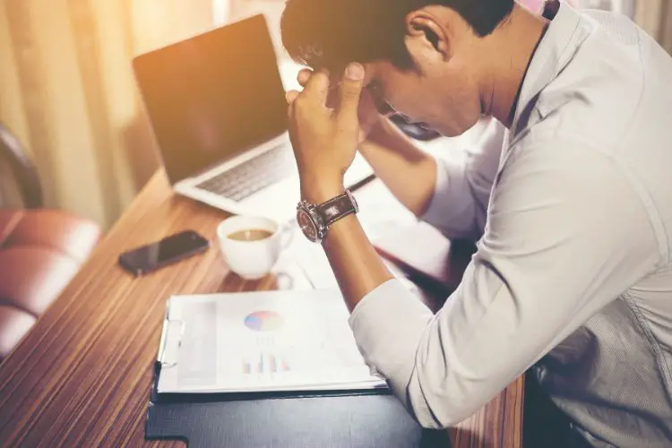 Homme qui réfléchit devant ordinateur