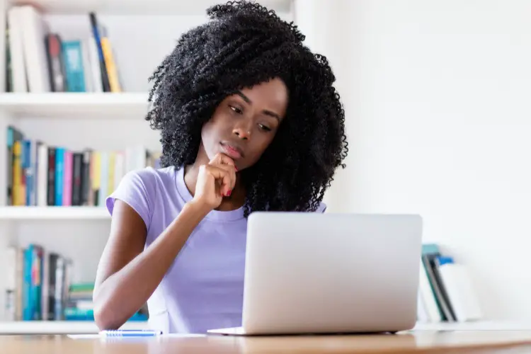 femme qui reflechit lettre de motivation