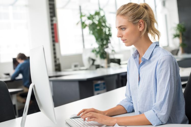 femme qui écrit sur ordinateur