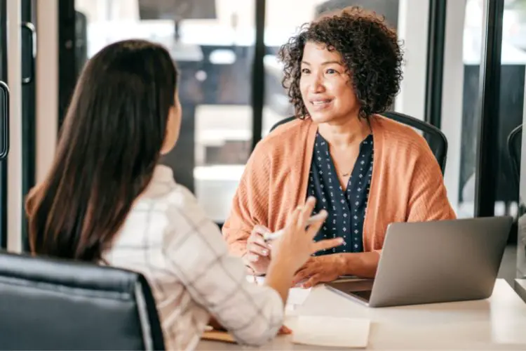 2 femmes en entretien